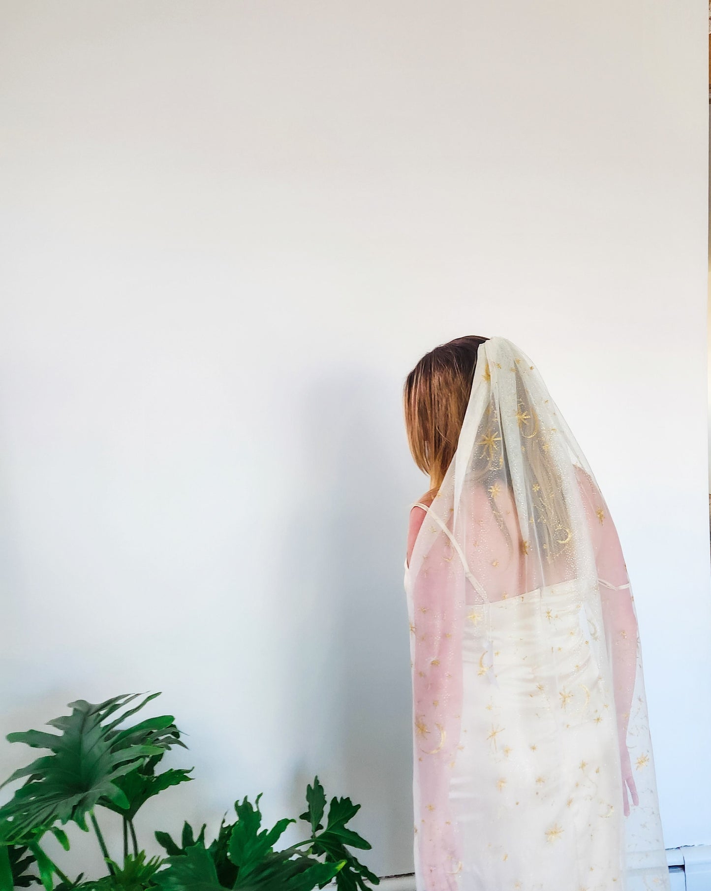 The Nuit Veil Available in Black or Champagne