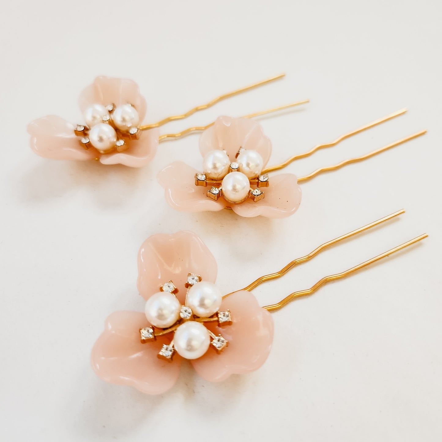 Bridgerton Vintage Floral Hair Pin in Peach Fuzz