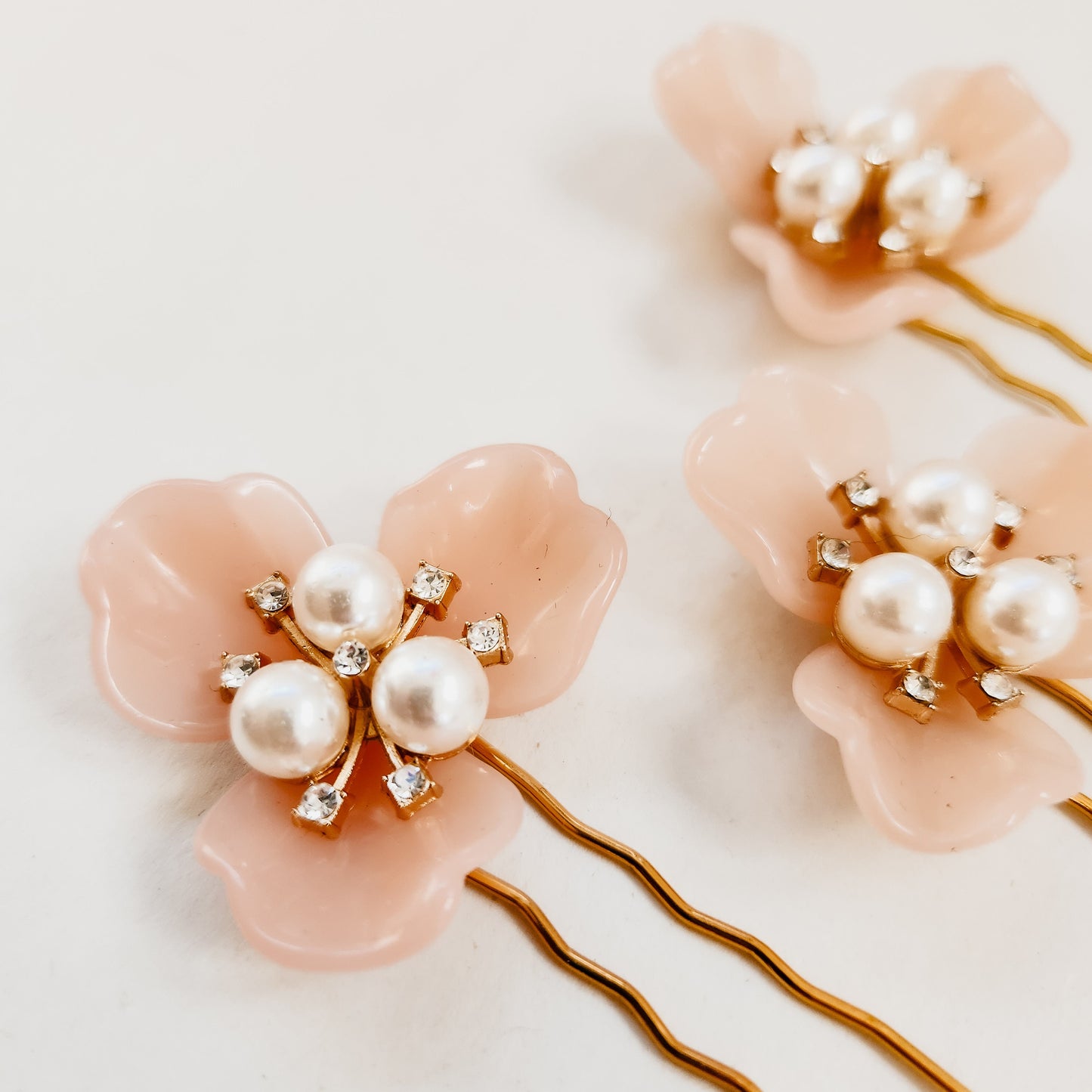Bridgerton Vintage Floral Hair Pin in Peach Fuzz