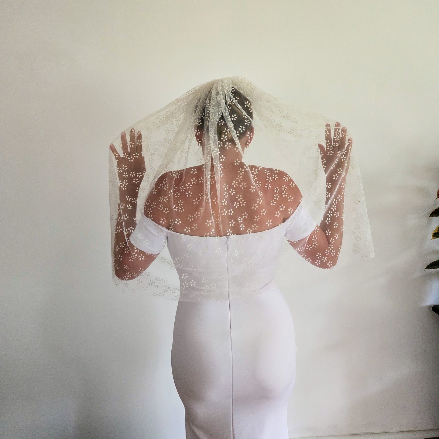 The Mini Daisy May Floral Veil Off White