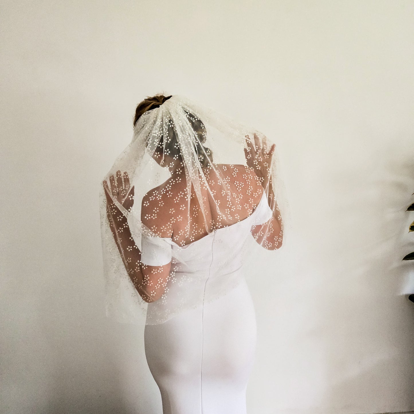 The Mini Daisy May Floral Veil Off White