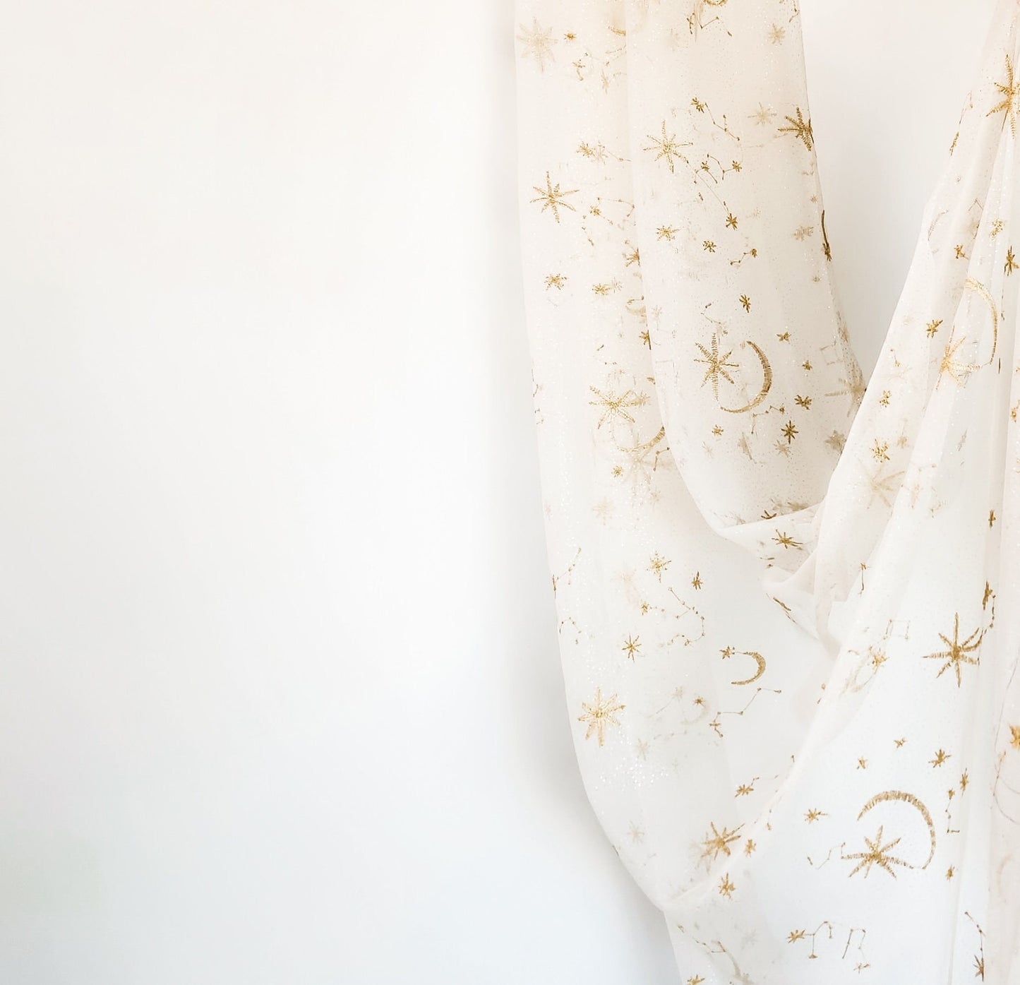 The Nuit Veil Available in Black or Champagne