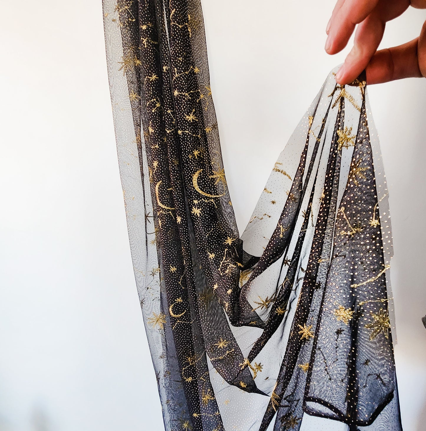 The Nuit Veil Available in Black or Champagne